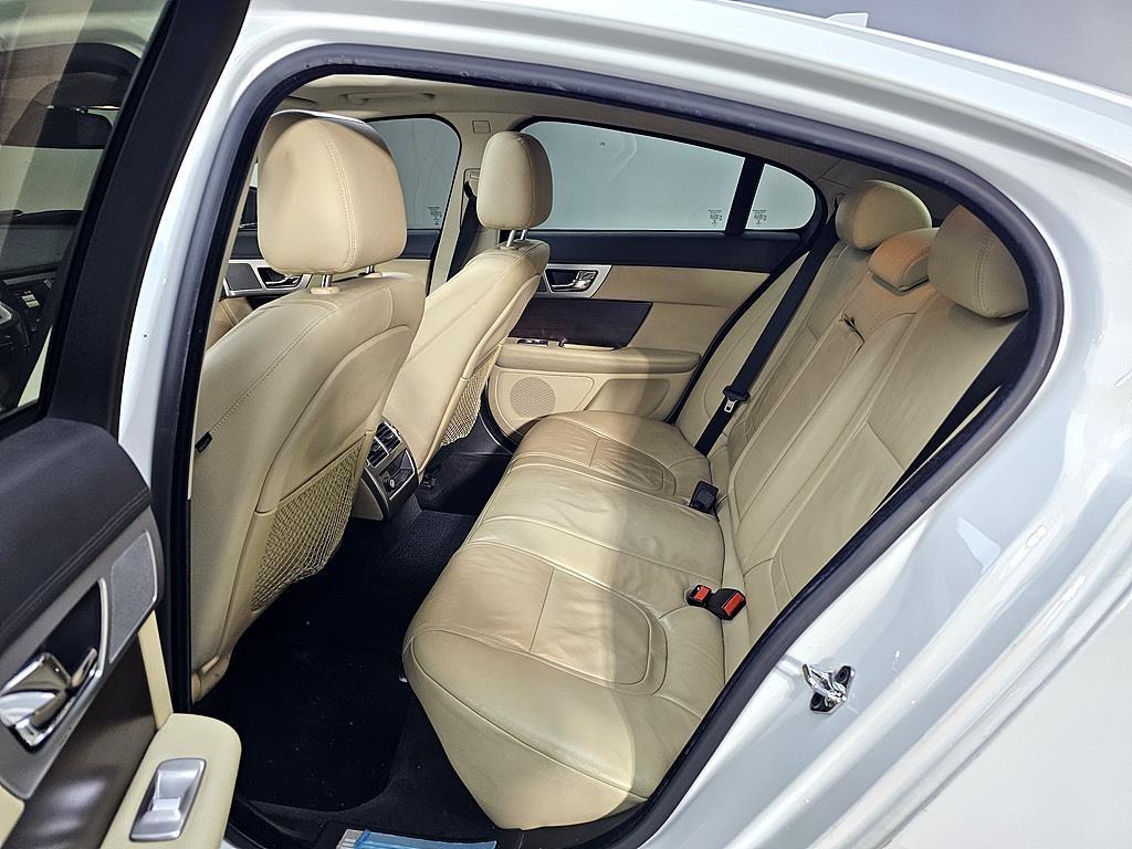 Jaguar XF - Vista 8