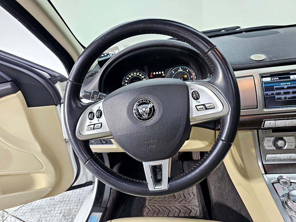 Jaguar XF - Vista 11