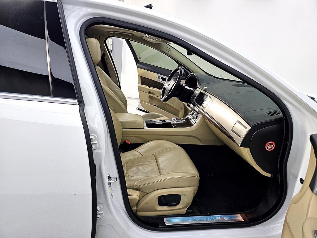 Jaguar XF - Vista 10
