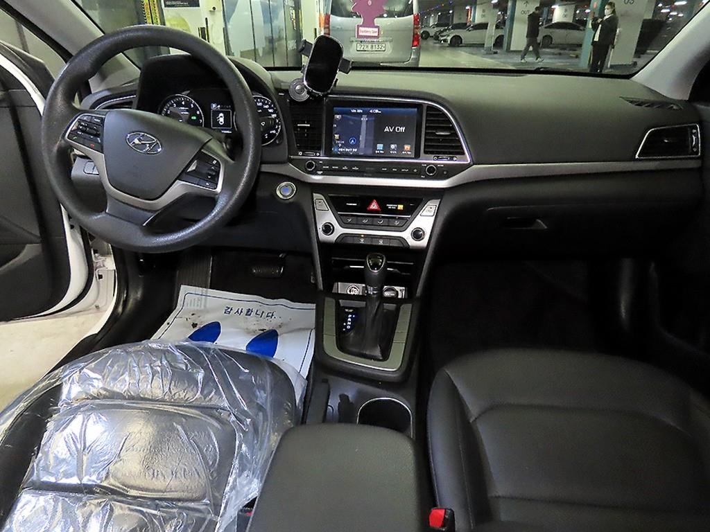 HYUNDAI Avante - Vista 10