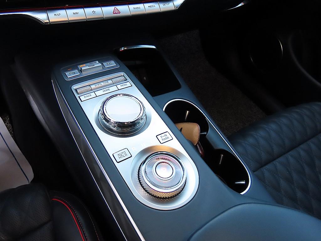 Genesis GV70 - Vista 10