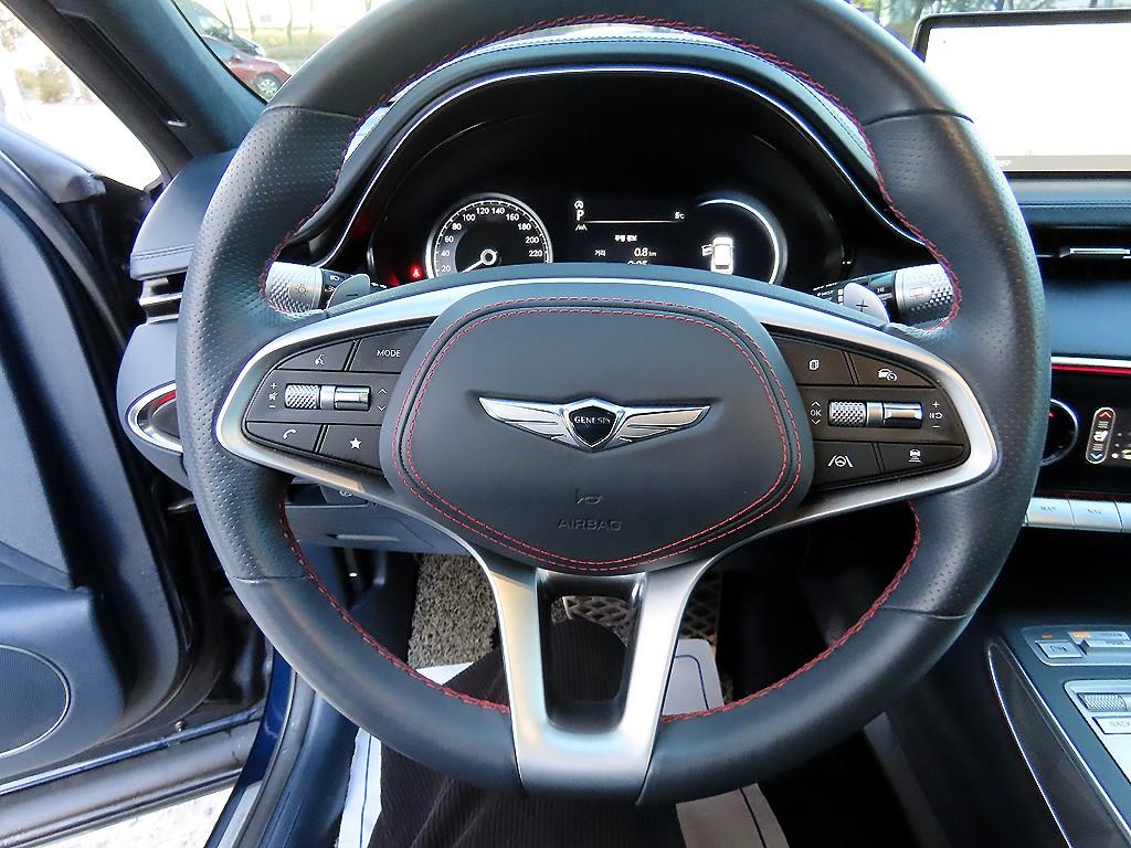 Genesis GV70 - Vista 8