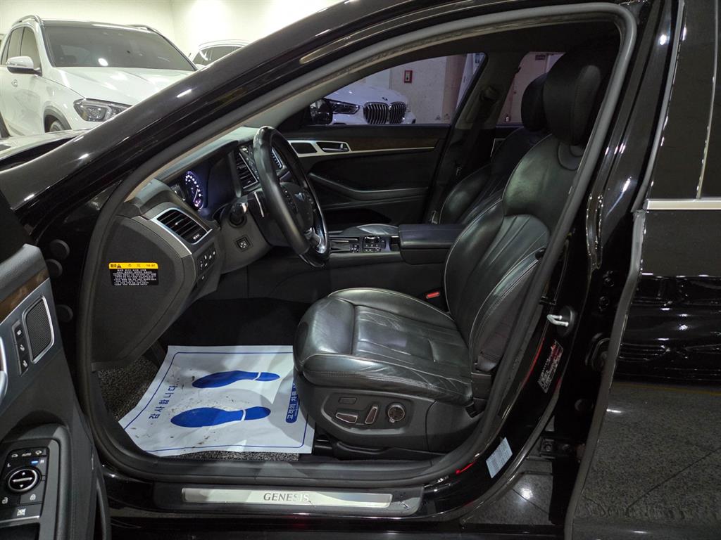 HYUNDAI Genesis - Vista 6