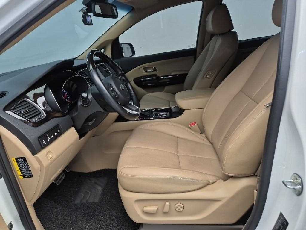 KIA Carnival - Vista 11