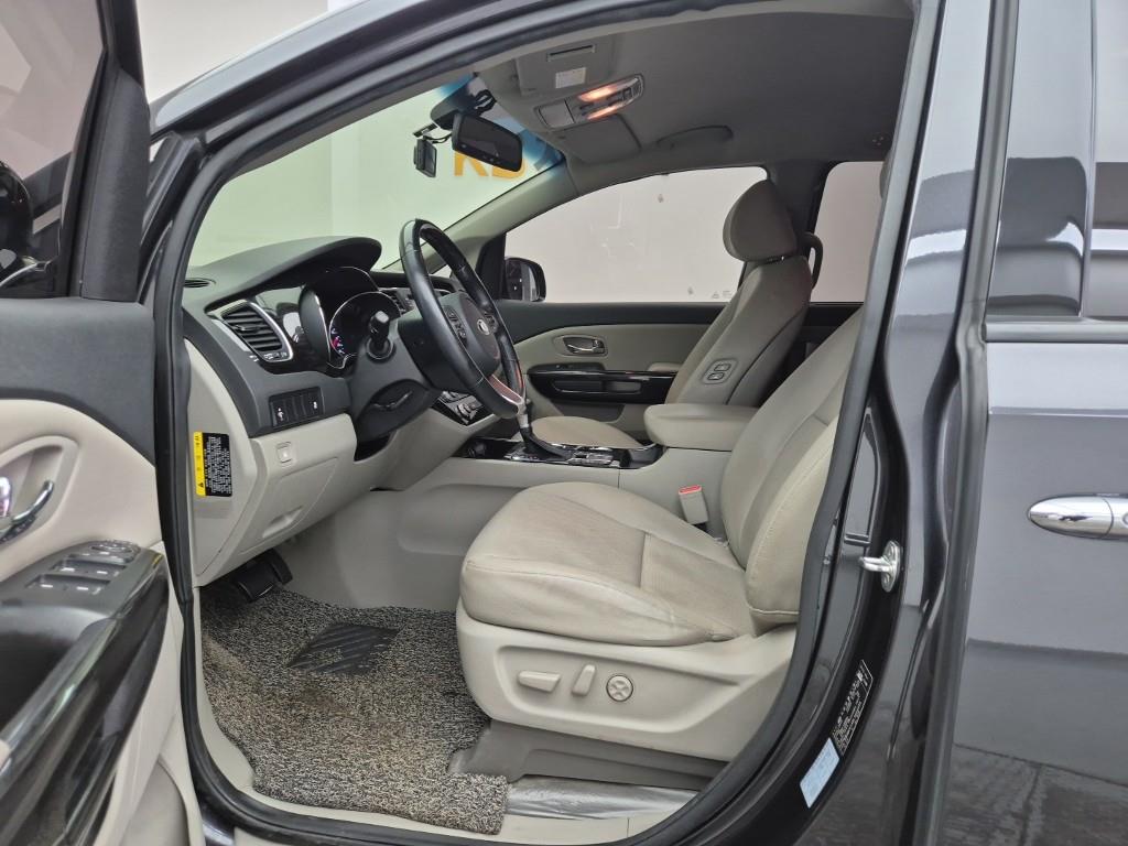KIA Carnival - Vista 11