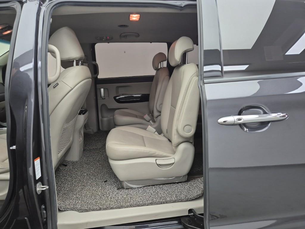 KIA Carnival - Vista 12