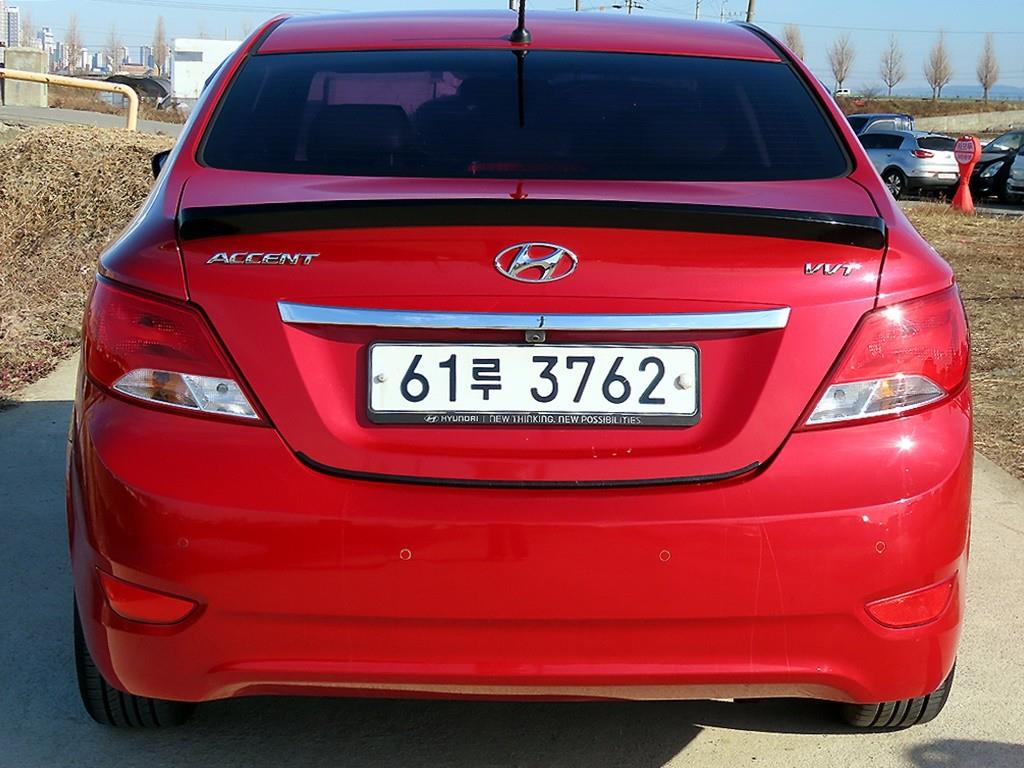 HYUNDAI Accent - Vista 4