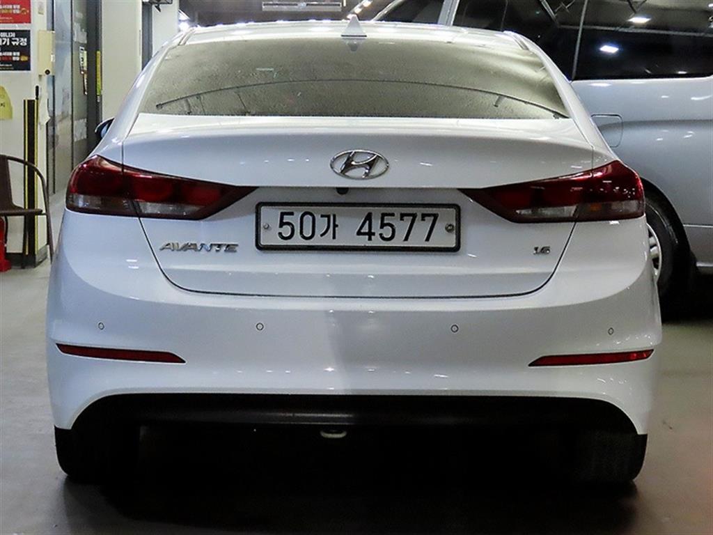 HYUNDAI Avante - Vista 5