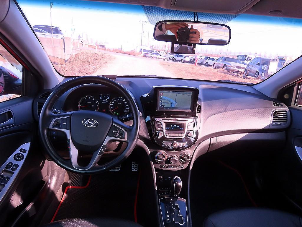 HYUNDAI Accent - Vista 9