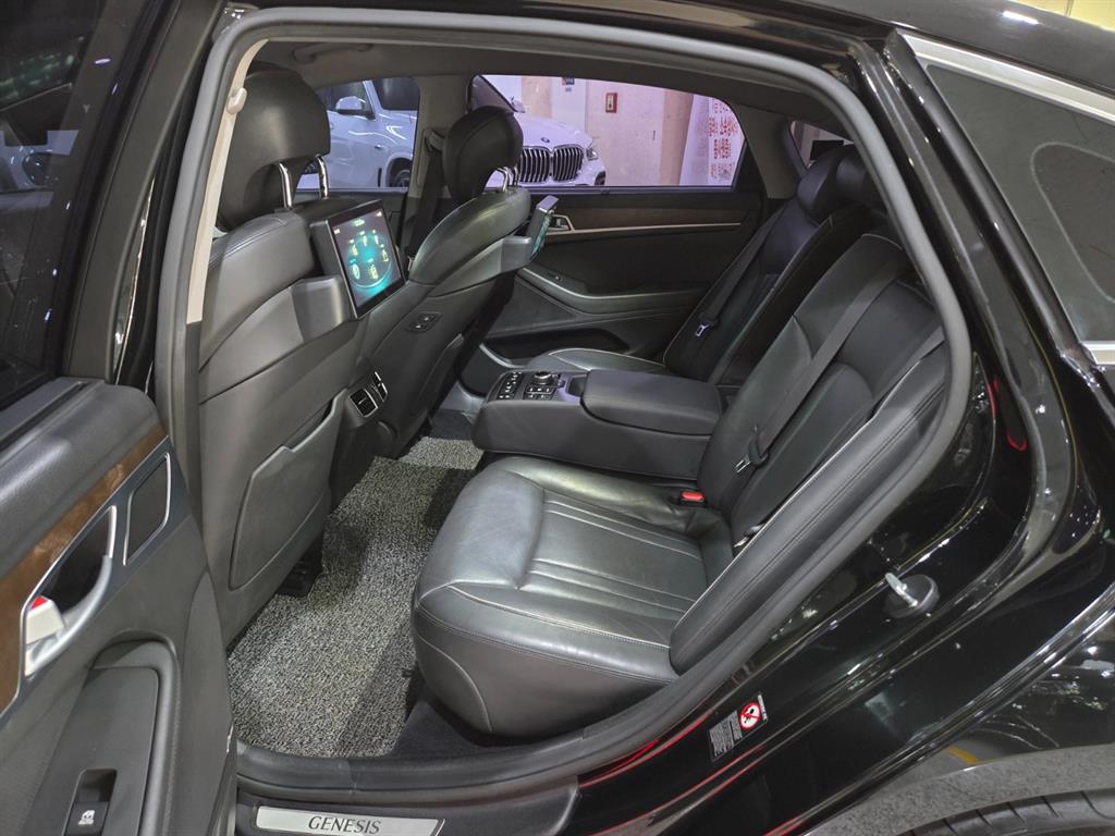 HYUNDAI Genesis - Vista 7