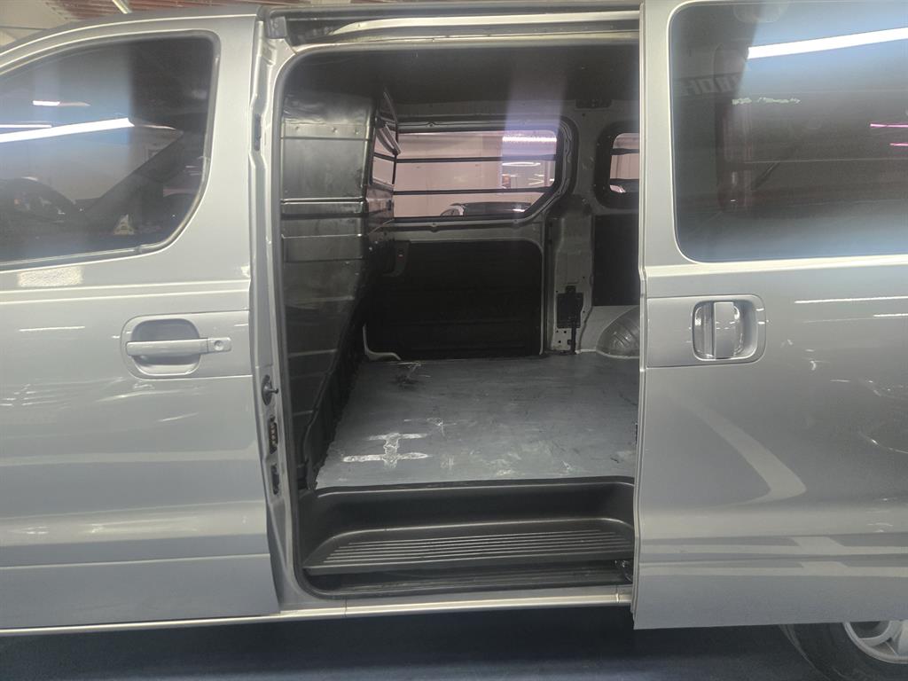 HYUNDAI Starex - Vista 8