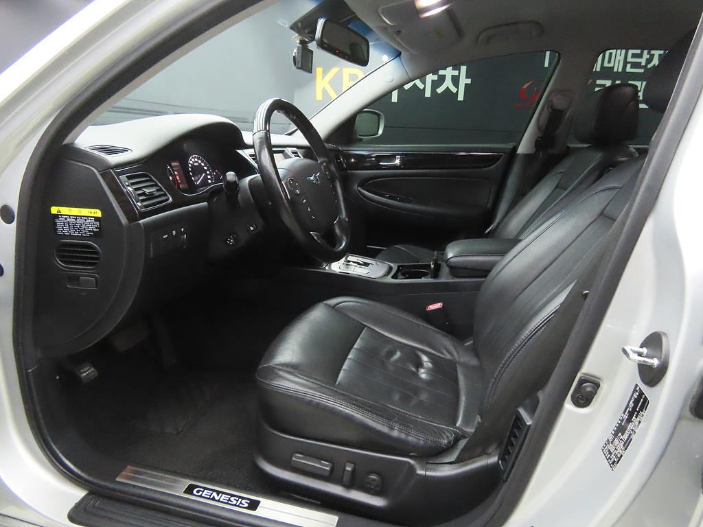 HYUNDAI Genesis - Vista 5