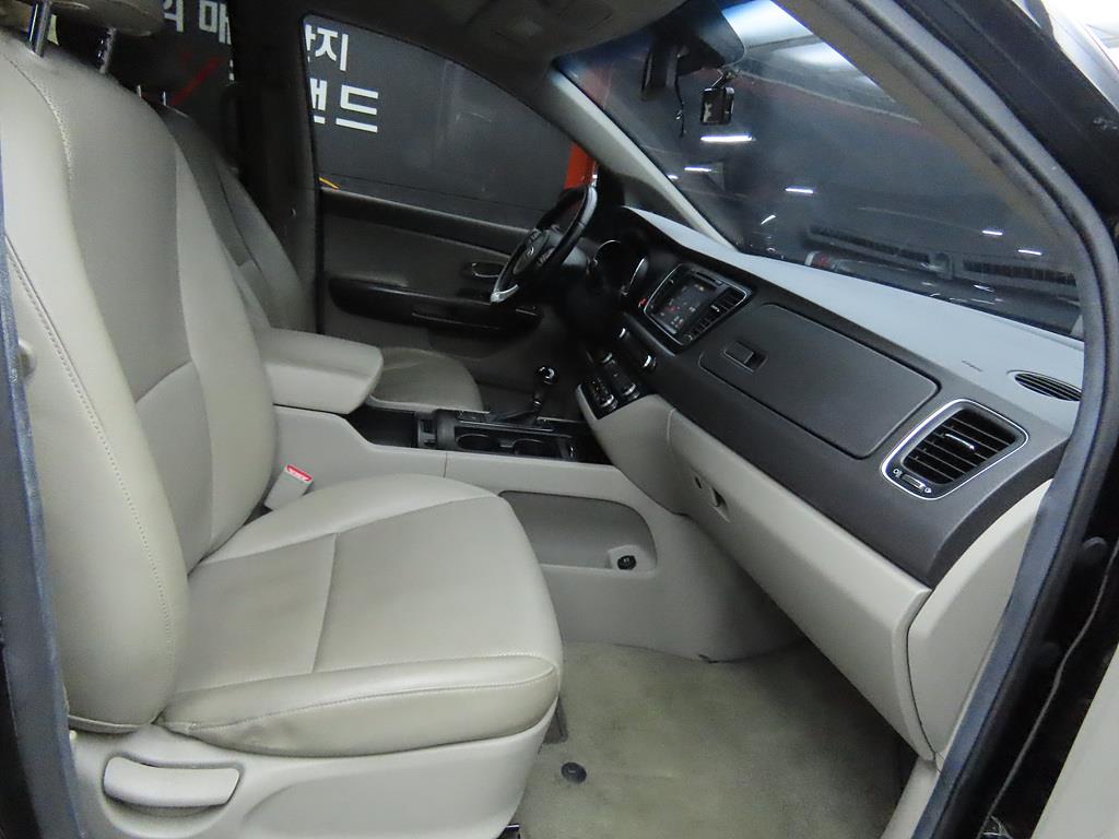 KIA Carnival - Vista 8
