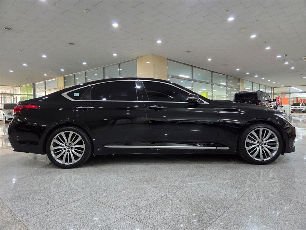 HYUNDAI Genesis - Vista 5