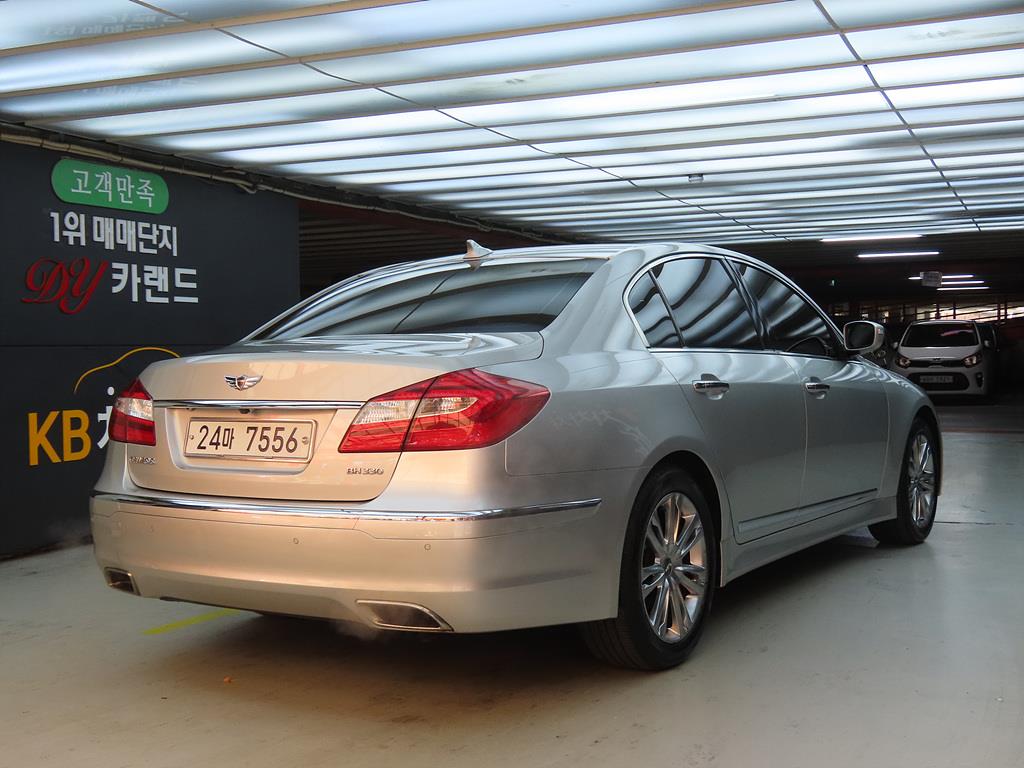 HYUNDAI Genesis - Vista 4