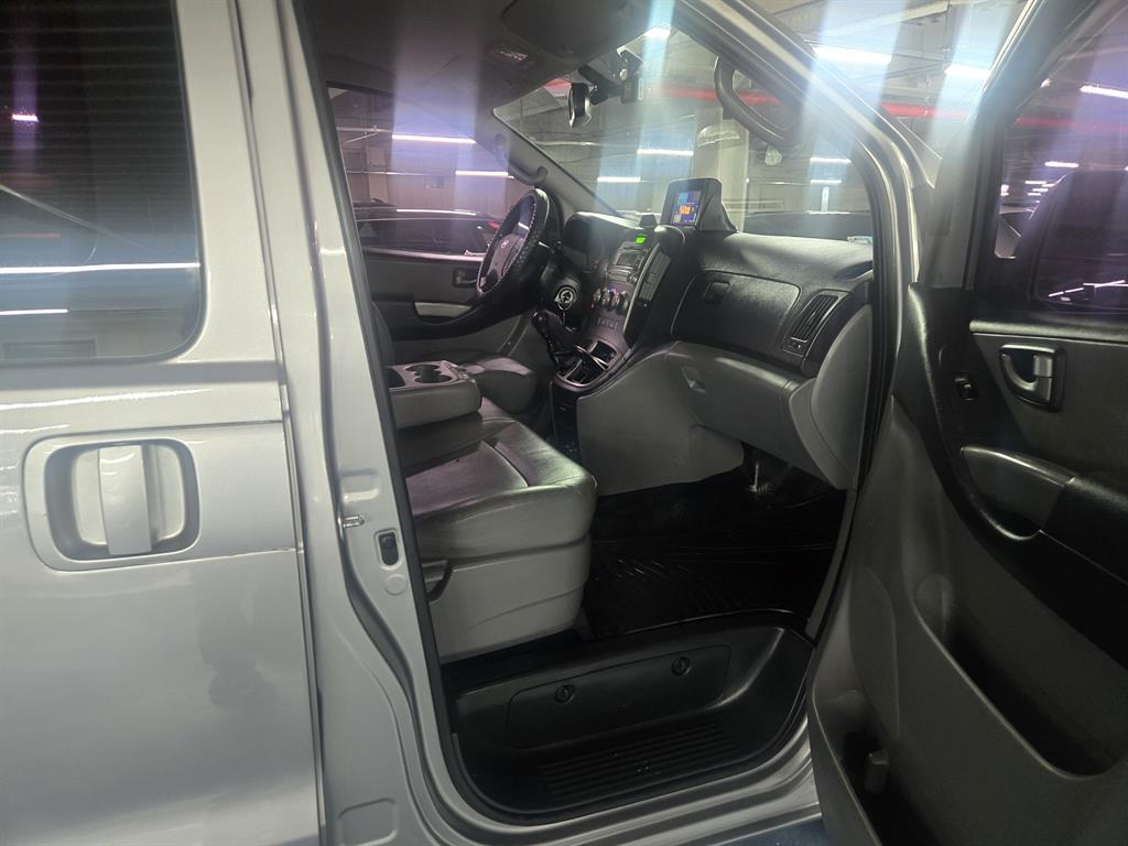 HYUNDAI Starex - Vista 7