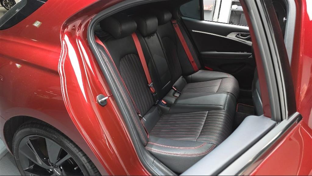 Genesis G70 - Vista 9