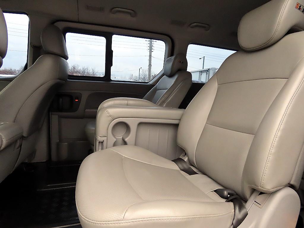 HYUNDAI Starex - Vista 6