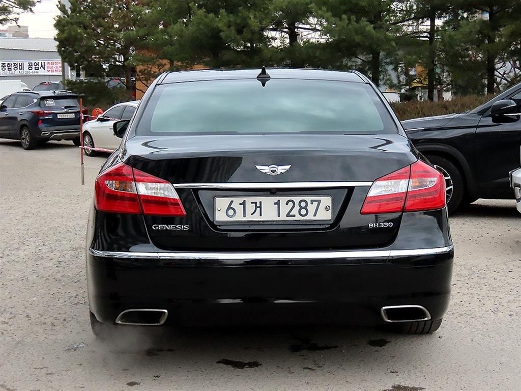 HYUNDAI Genesis - Vista 4