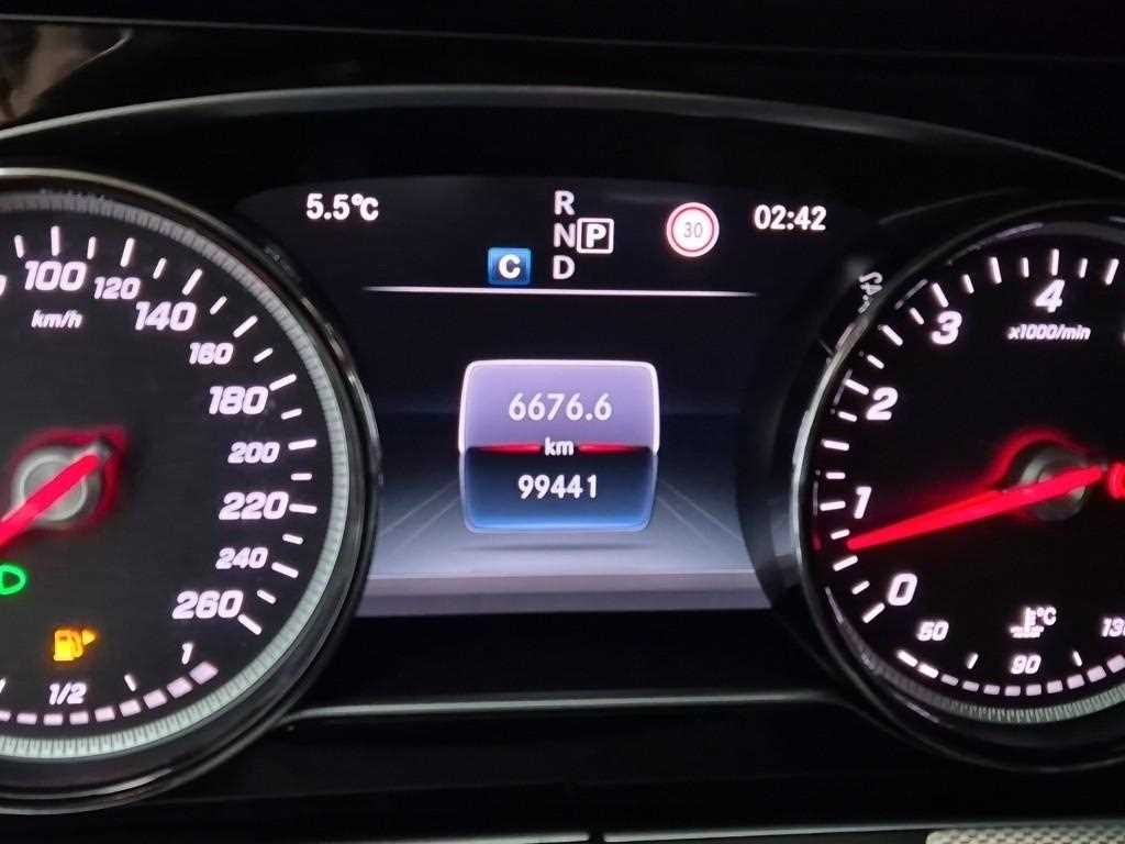 Mercedes Benz E class - Vista 6