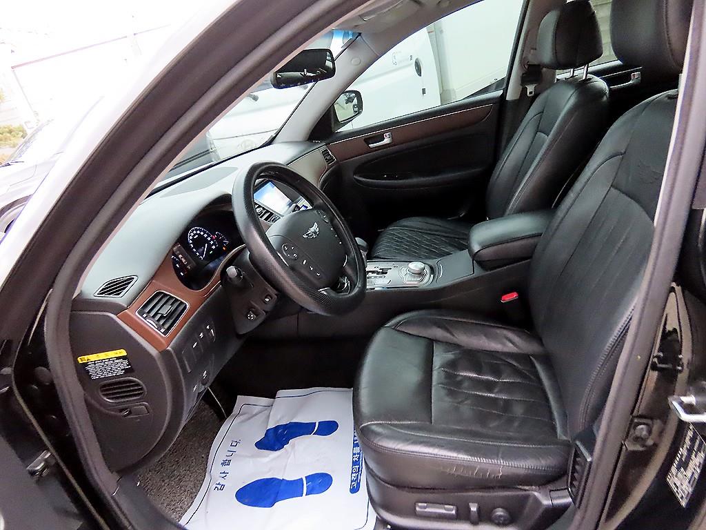 HYUNDAI Genesis - Vista 5