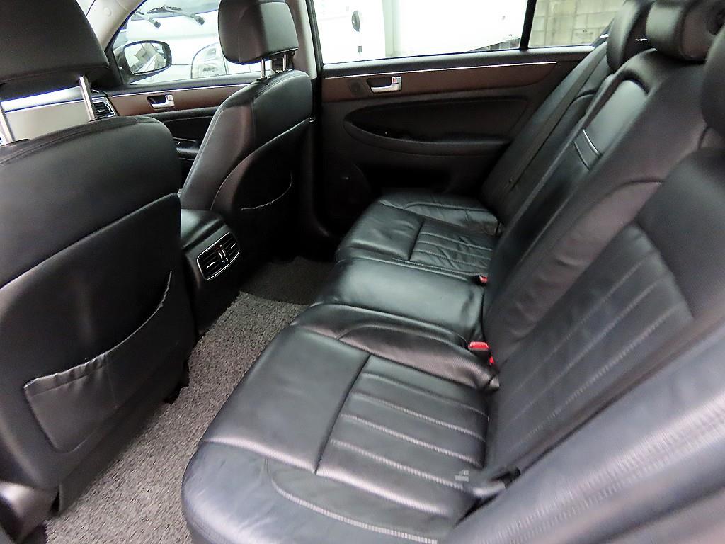 HYUNDAI Genesis - Vista 6