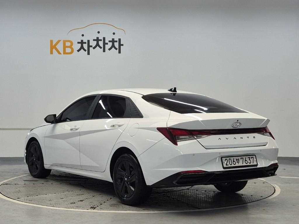 HYUNDAI Avante - Vista 2