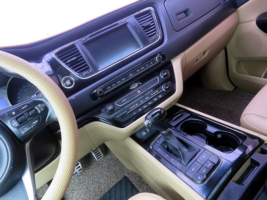 KIA Carnival - Vista 12