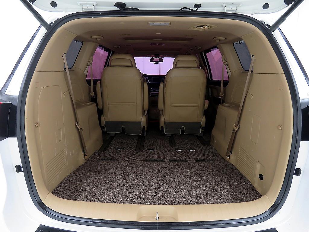 KIA Carnival - Vista 5
