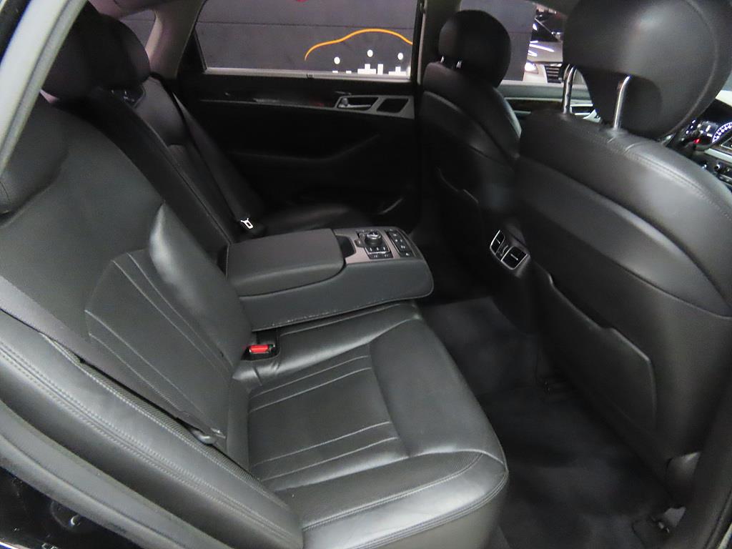 HYUNDAI Genesis - Vista 6