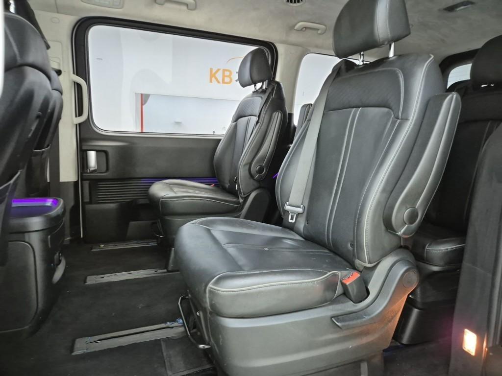 HYUNDAI Staria - Vista 12