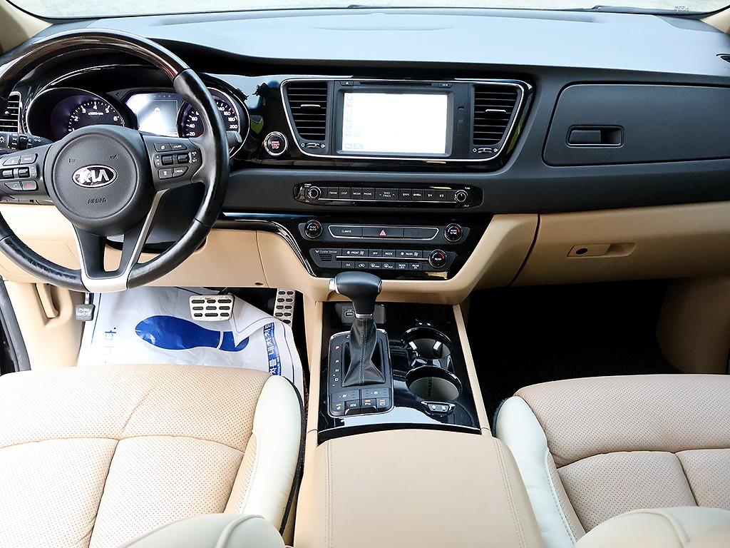 KIA Carnival - Vista 9