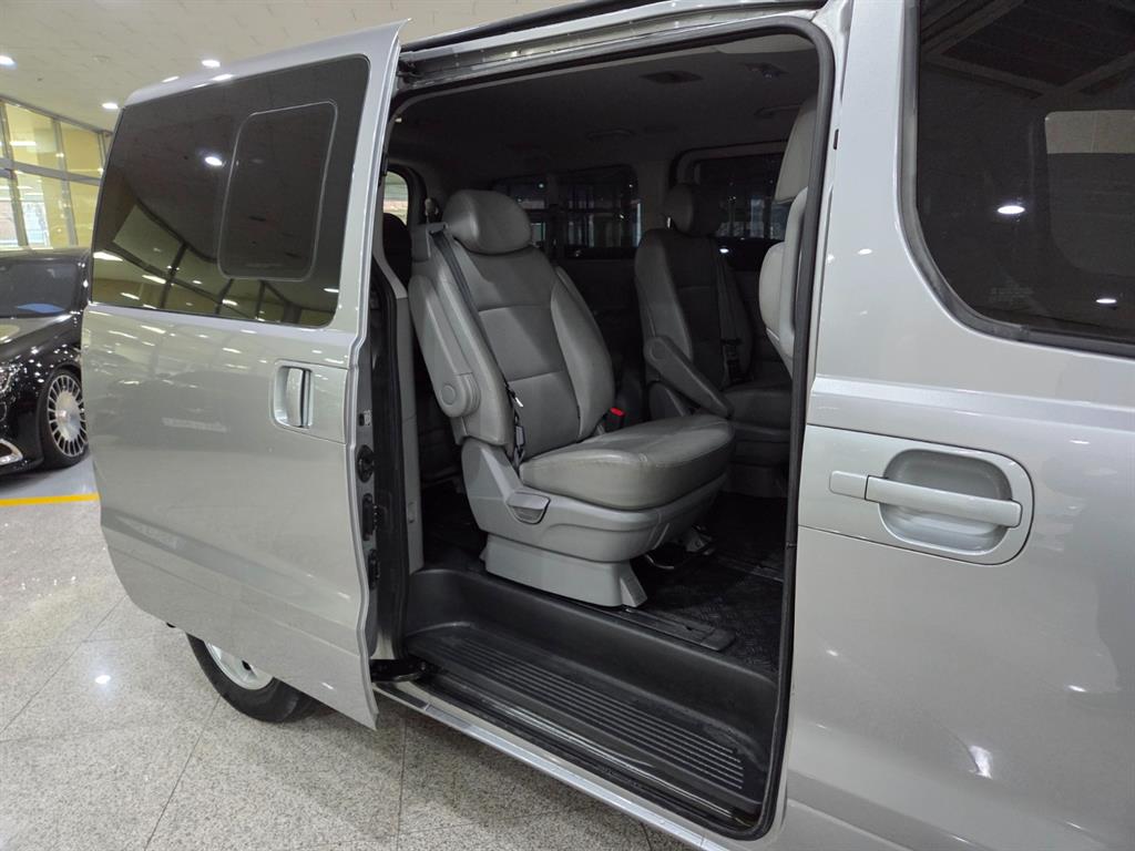 HYUNDAI Starex - Vista 8