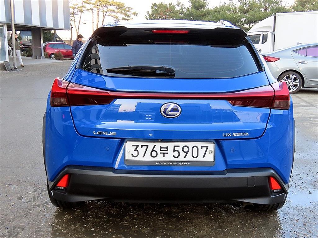 Lexus UX - Vista 4