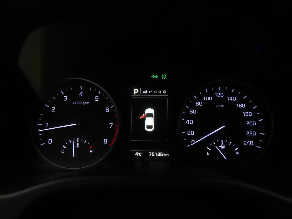 HYUNDAI Avante - Vista 9