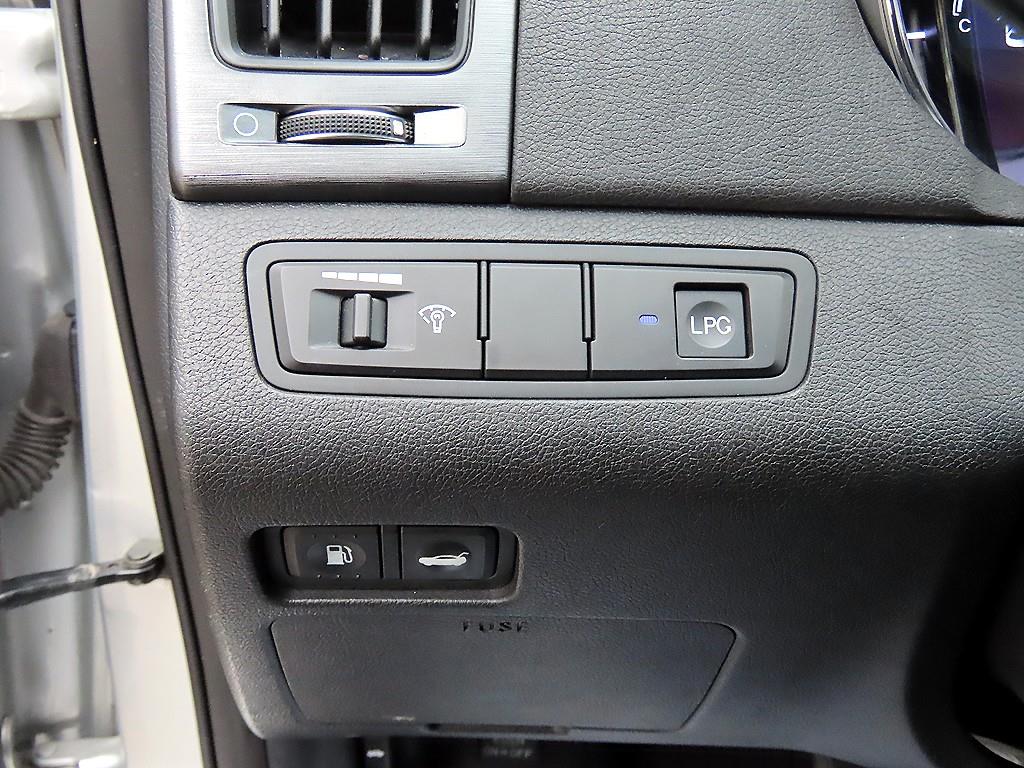 HYUNDAI Sonata - Vista 12