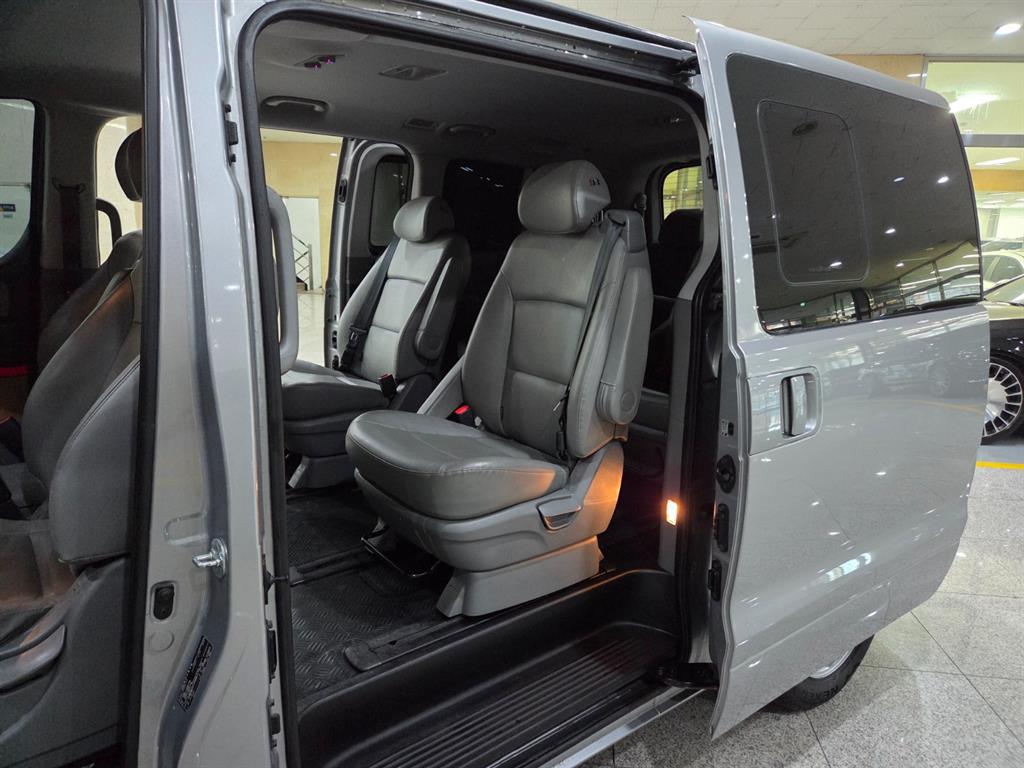 HYUNDAI Starex - Vista 7