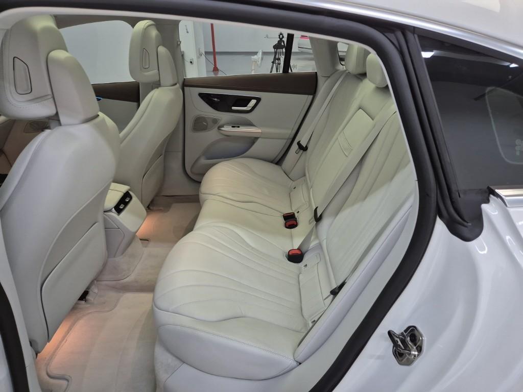 Mercedes Benz EQE - Vista 12