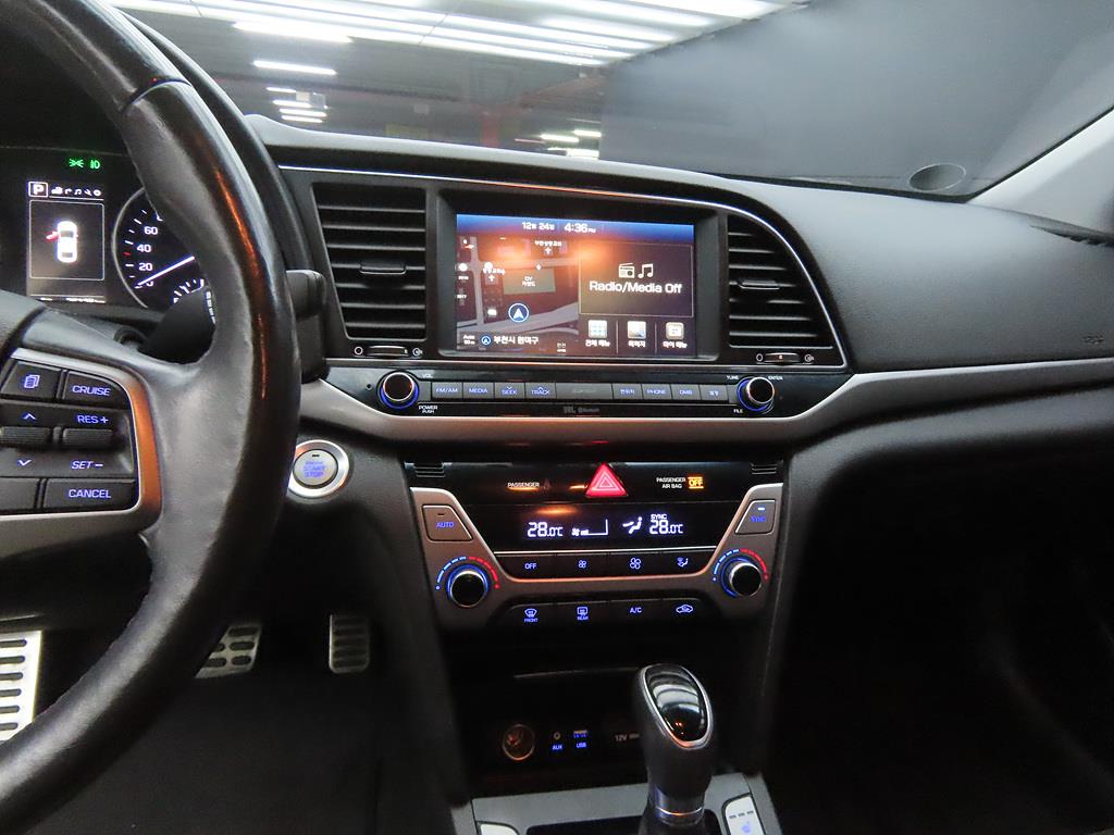 HYUNDAI Avante - Vista 10