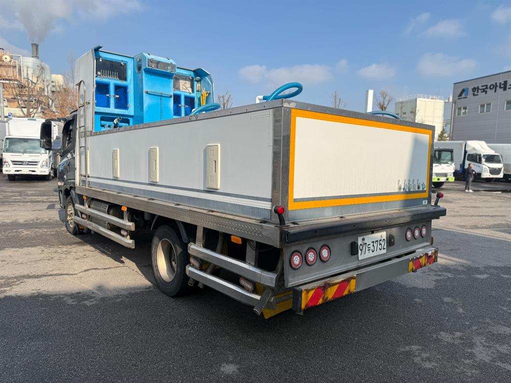 medium and large cargo Live Fish Car - Vista 6