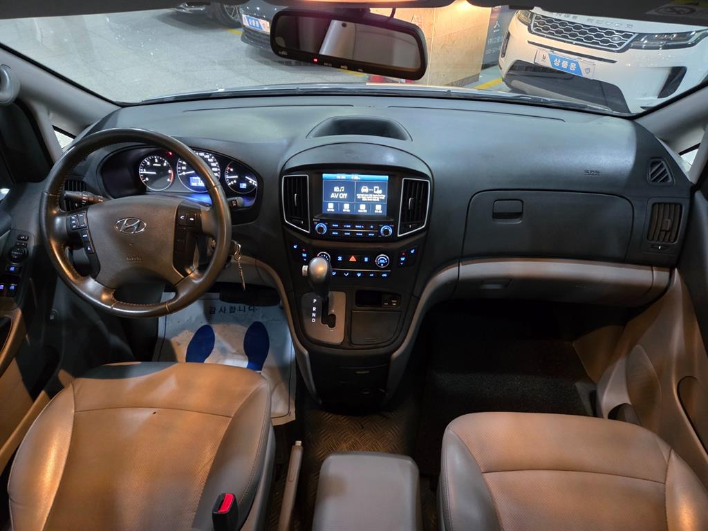 HYUNDAI Starex - Vista 10