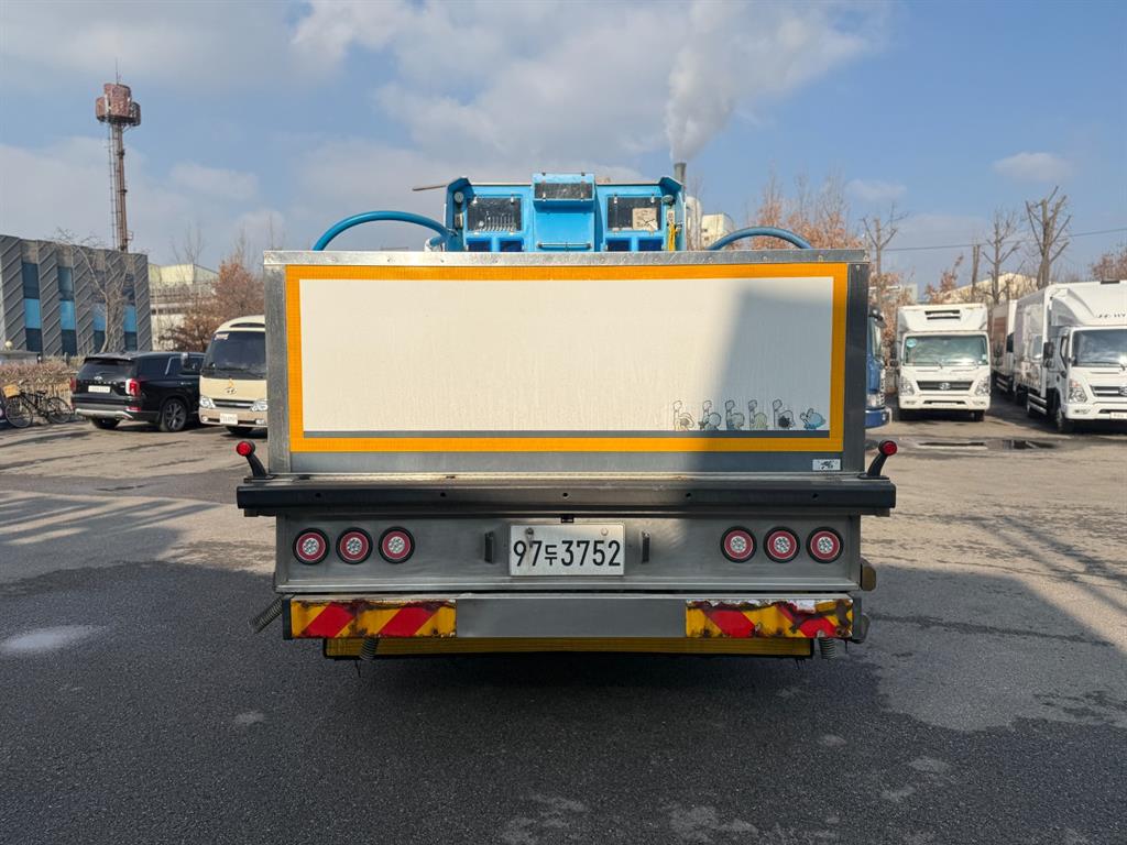 medium and large cargo Live Fish Car - Vista 8