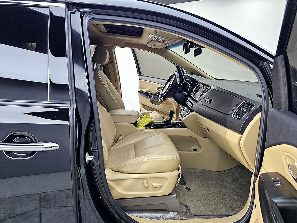 KIA Carnival - Vista 11