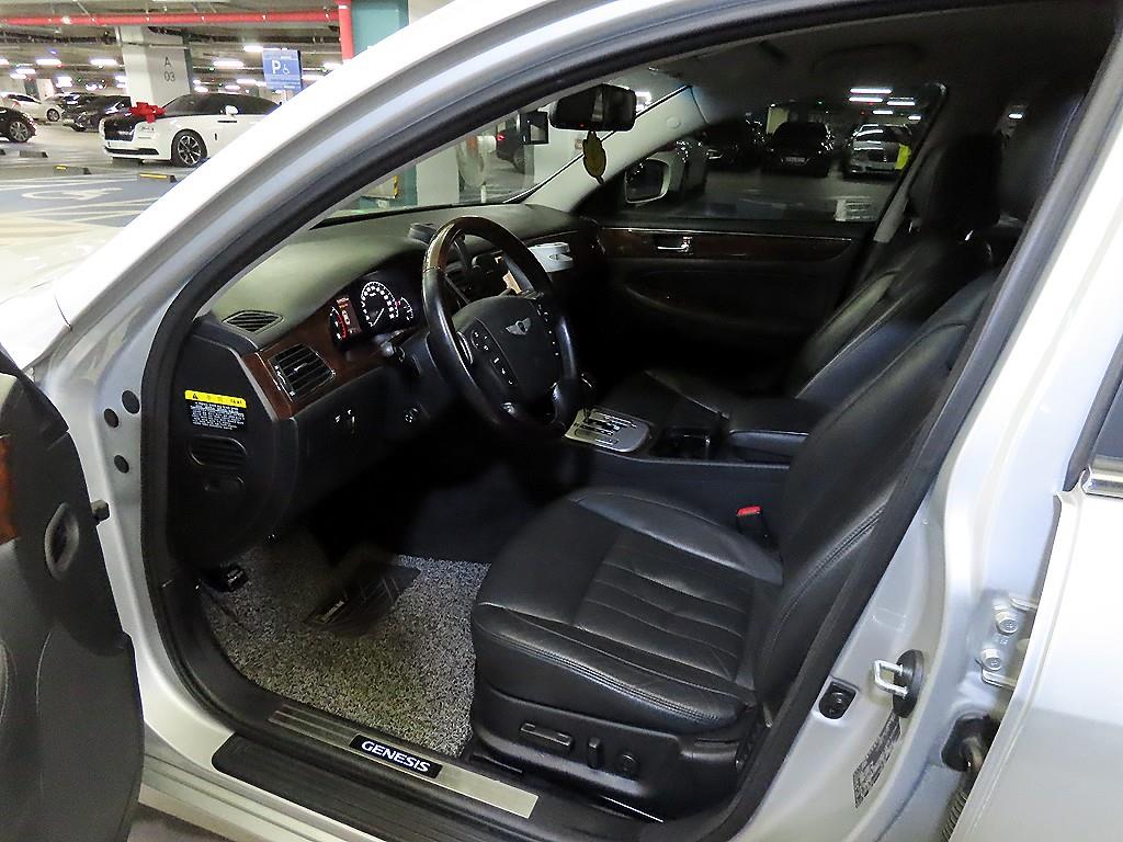 HYUNDAI Genesis - Vista 6