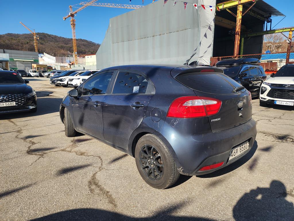 KIA Pride - Vista 3
