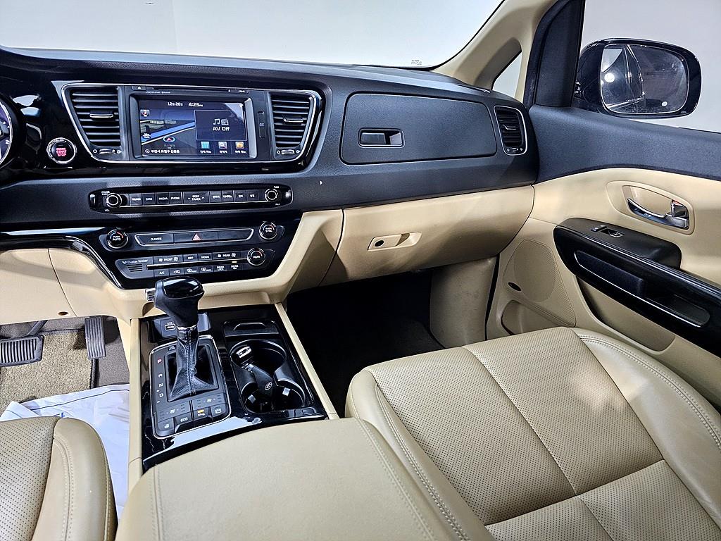 KIA Carnival - Vista 10