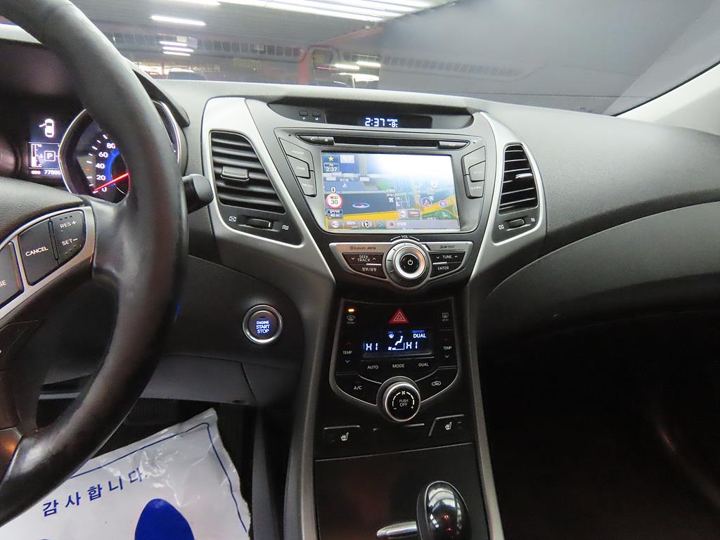 HYUNDAI Avante - Vista 10