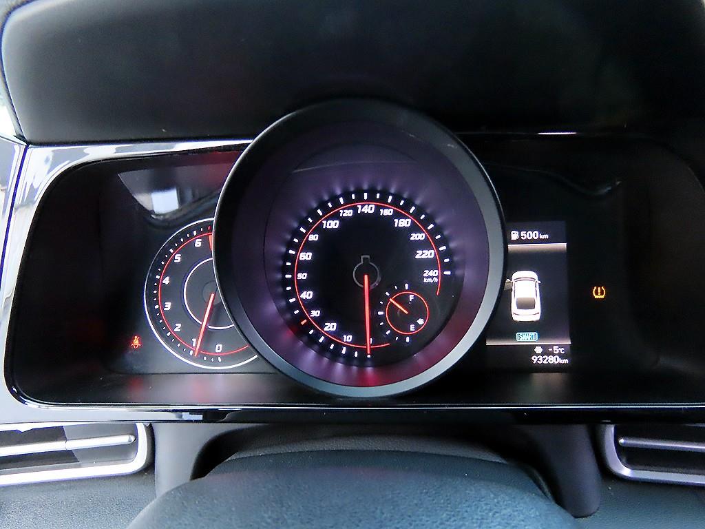 HYUNDAI Avante - Vista 9