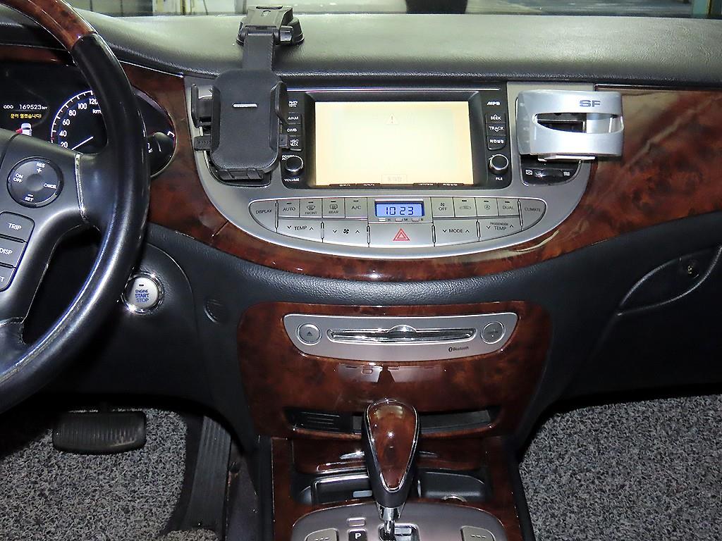 HYUNDAI Genesis - Vista 11