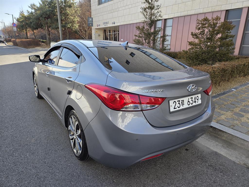 HYUNDAI Avante - Vista 4